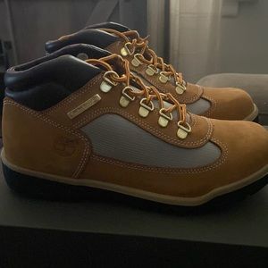Brand new field boots timberland size 6.5 grade school